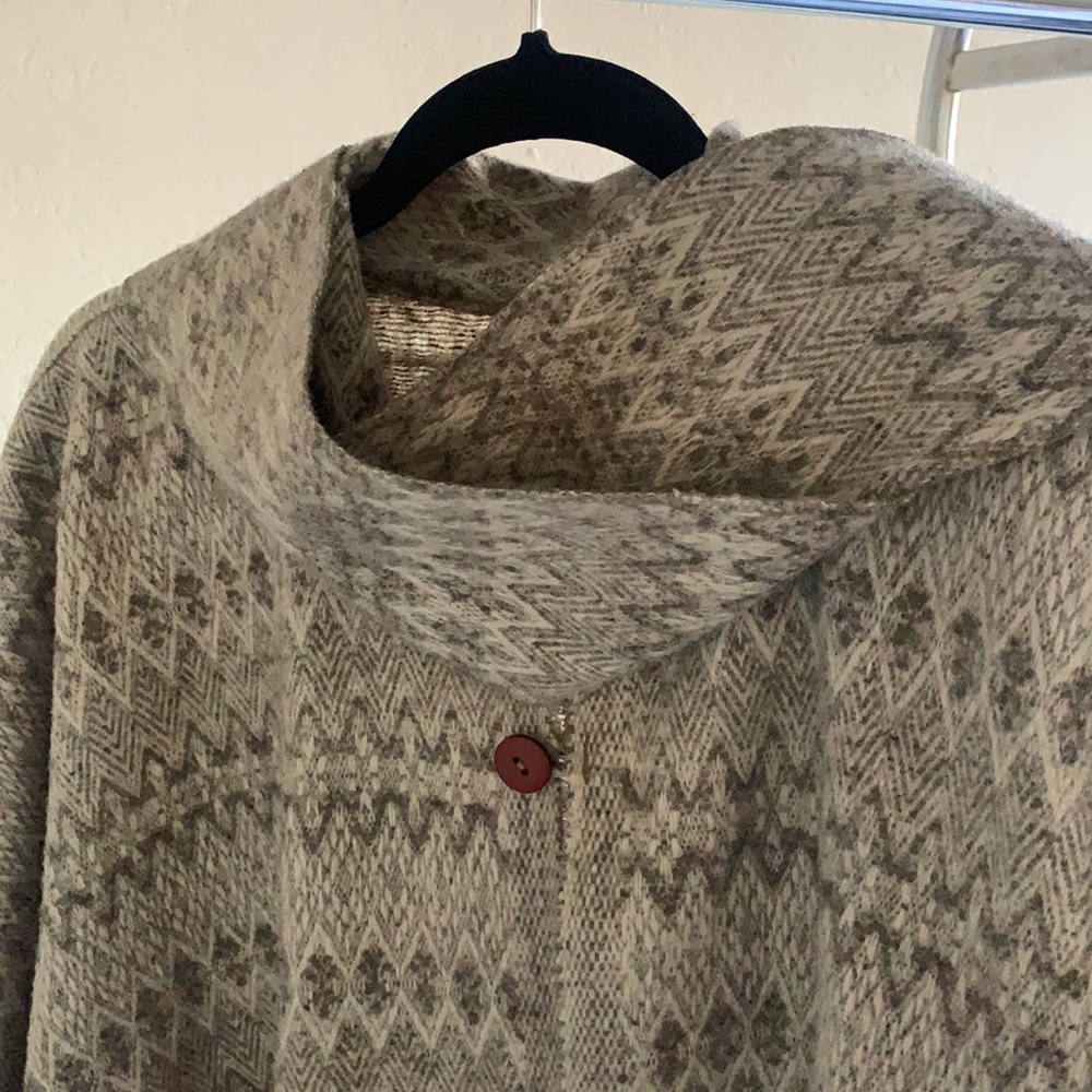 Versatile Woven Zig Zagged Pattern Wool Cape Wood… - image 8